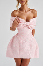 Raquel | Vestido mini de jacquard floral rubor con lazo bardot