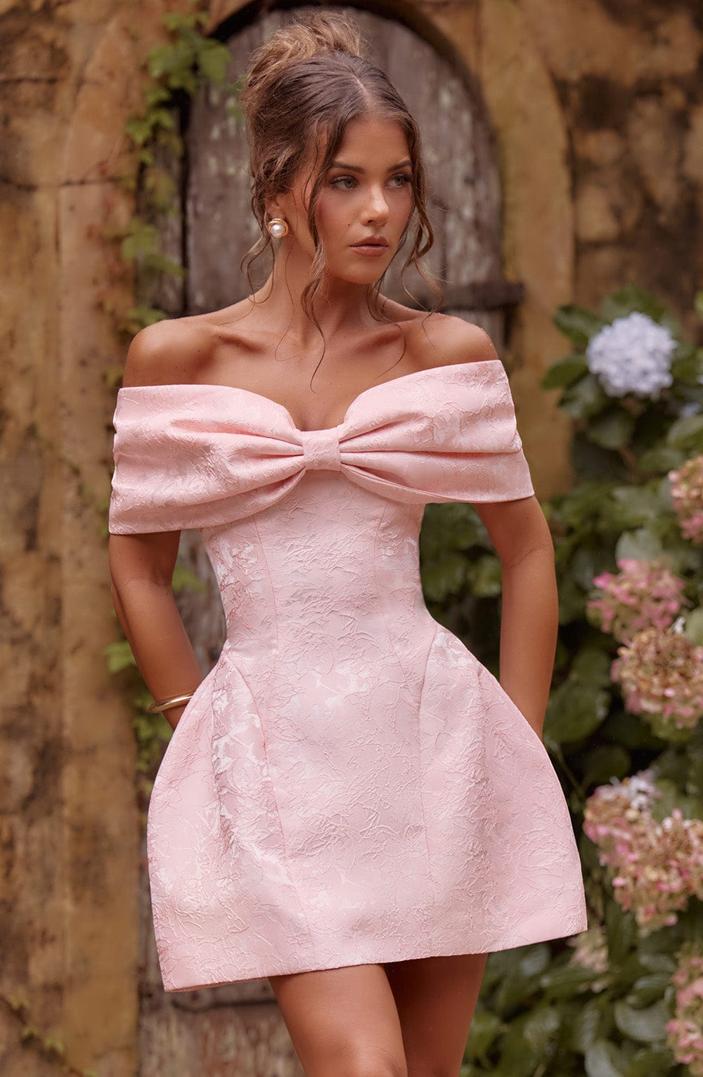 Raquel | Vestido mini de jacquard floral rubor con lazo bardot