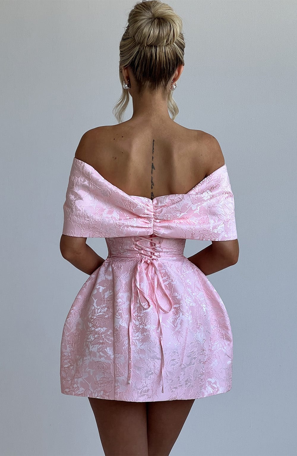 Raquel | Vestido mini de jacquard floral rubor con lazo bardot
