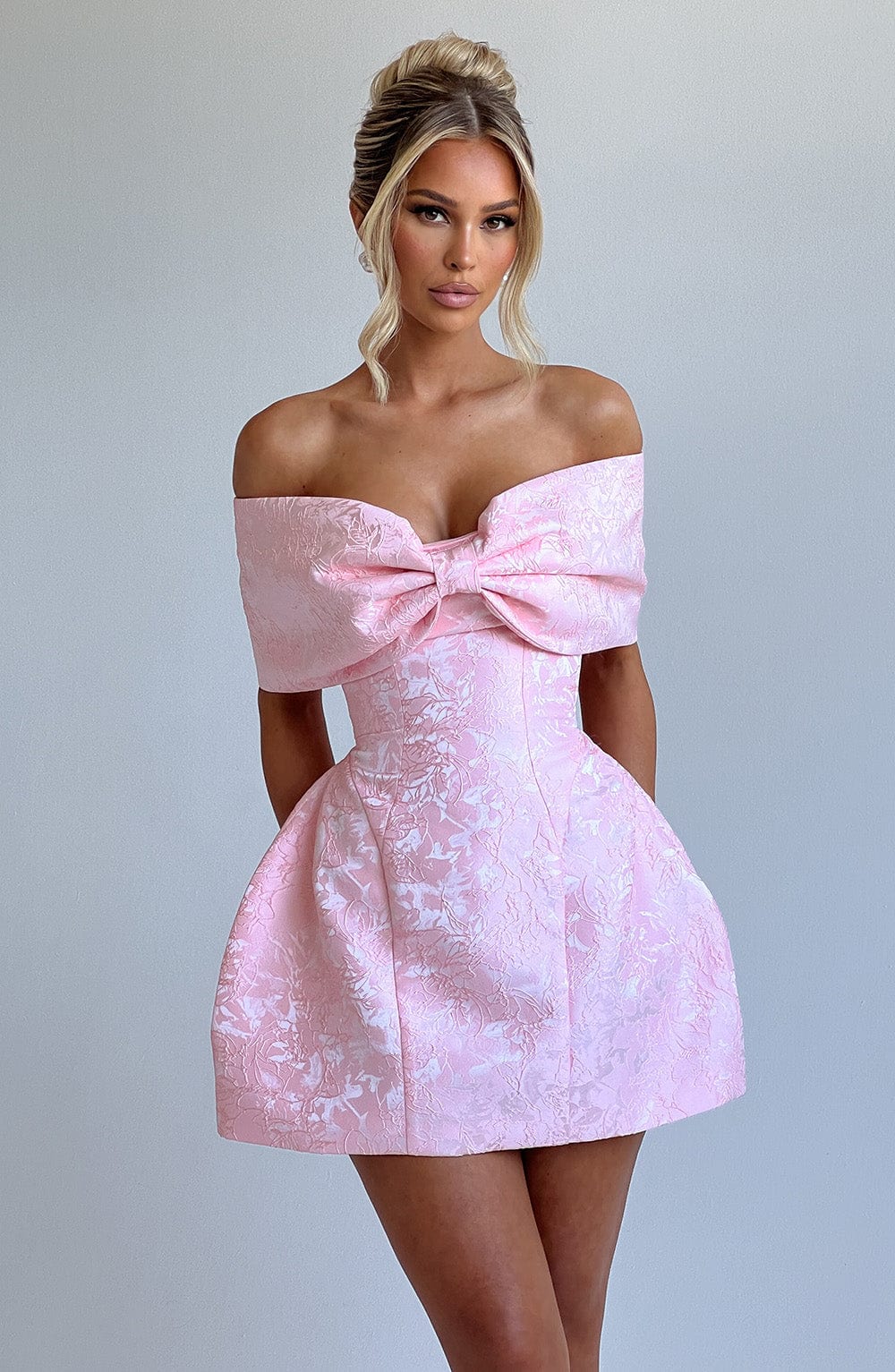 Raquel | Vestido mini de jacquard floral rubor con lazo bardot