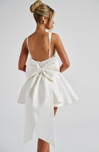 Rue | Vestido mini marfil de cuello cuadrado con lazo y ballenado