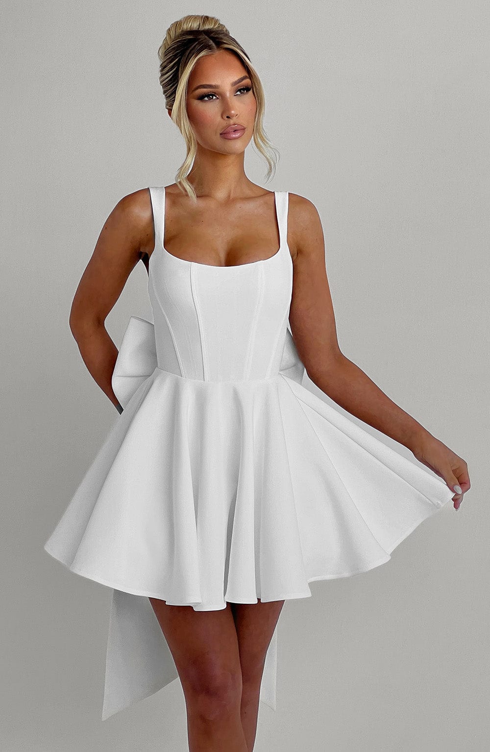Carmela | Vestido mini de escote cuadrado con lazo