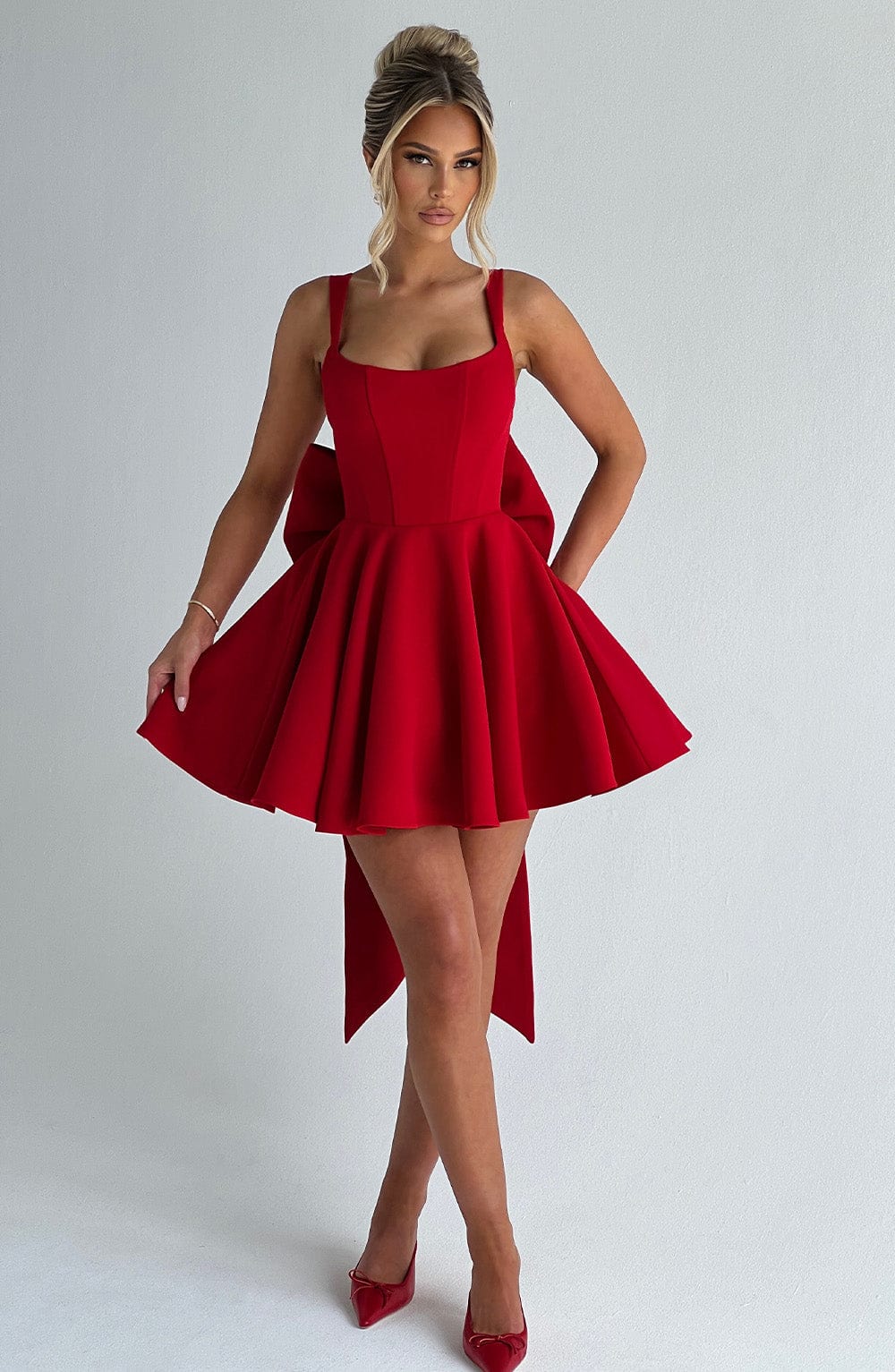 Rue | Vestido mini rojo de cuello cuadrado con lazo y ballenado