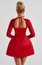Sadie | Vestido mini de raso rojo con manga larga y cuello cuadrado