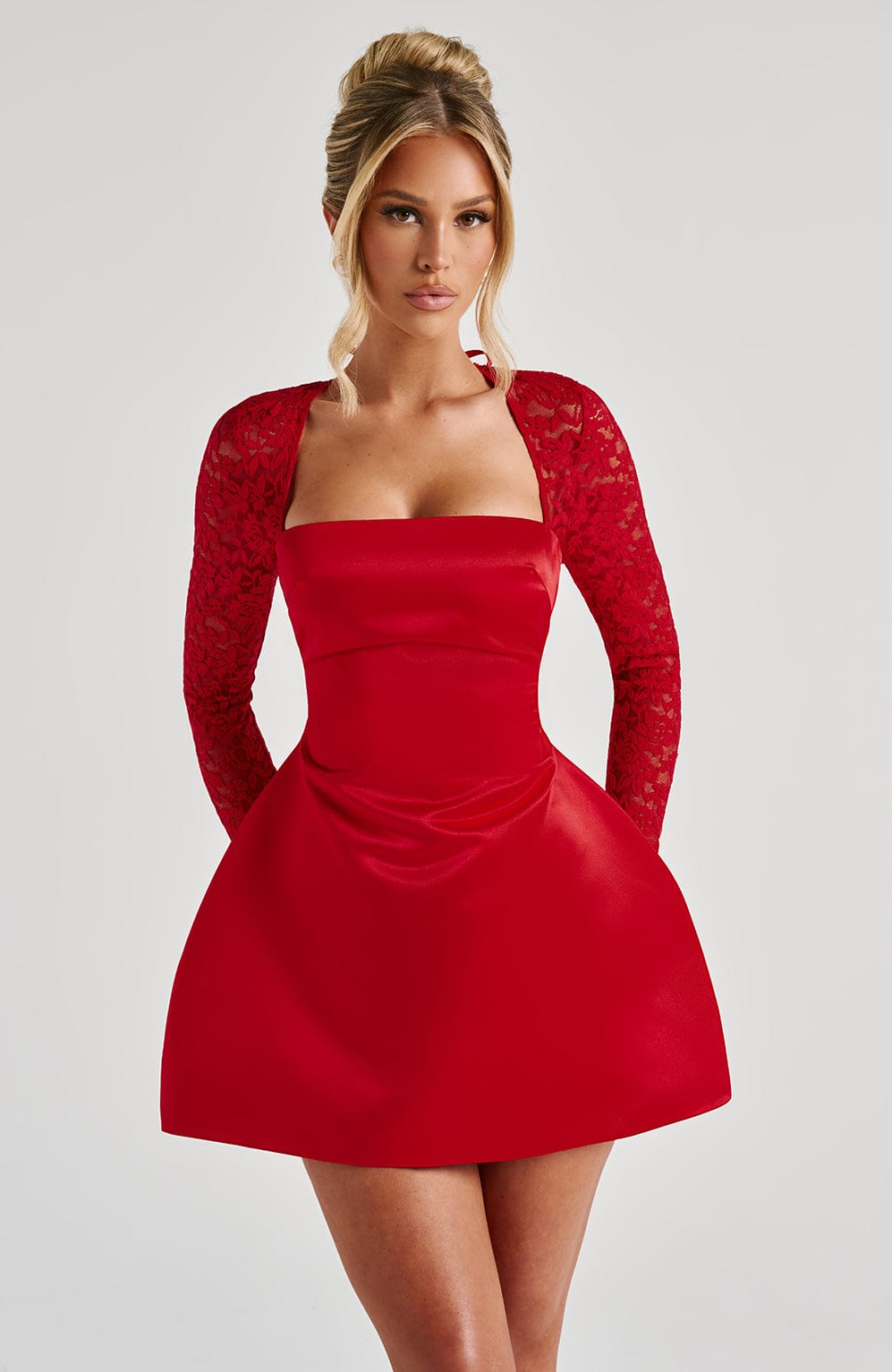 Sadie | Vestido mini de raso rojo con manga larga y cuello cuadrado