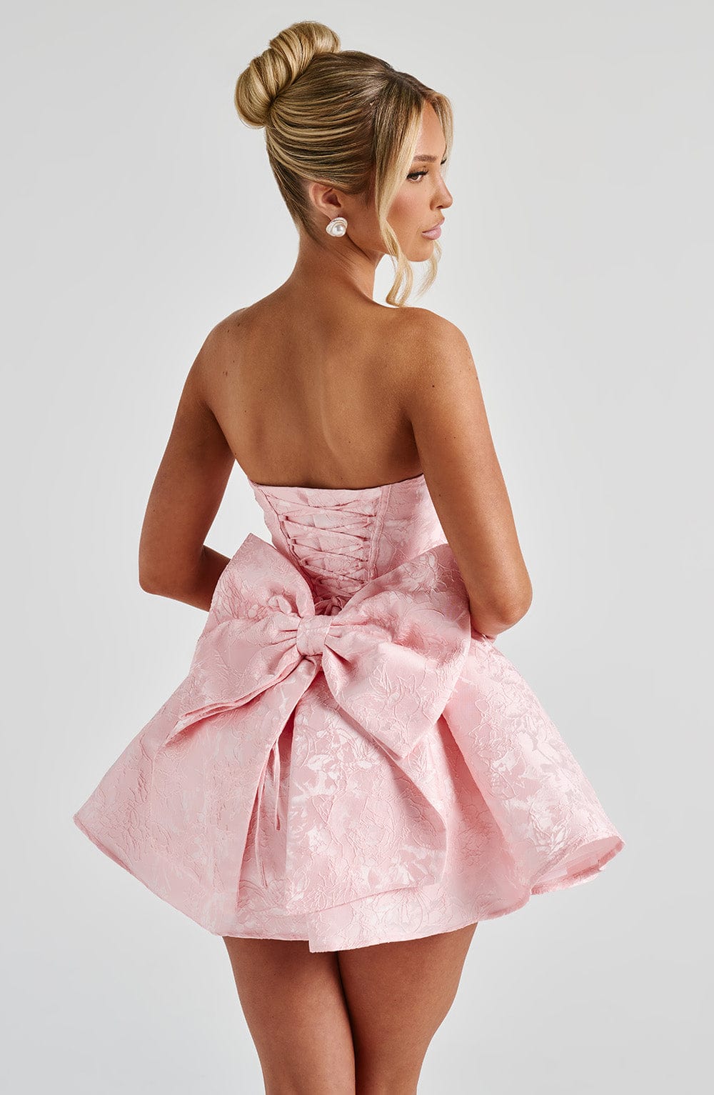 Salome | Vestido mini de jacquard rubor sin tirantes con lazo