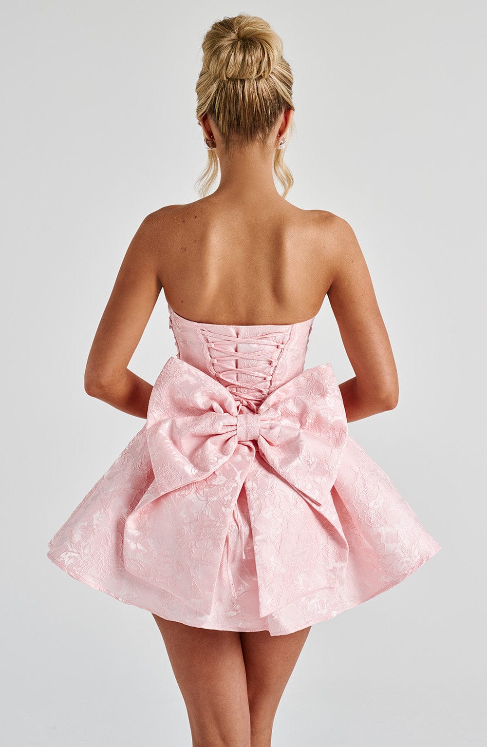 Salome | Vestido mini de jacquard rubor sin tirantes con lazo