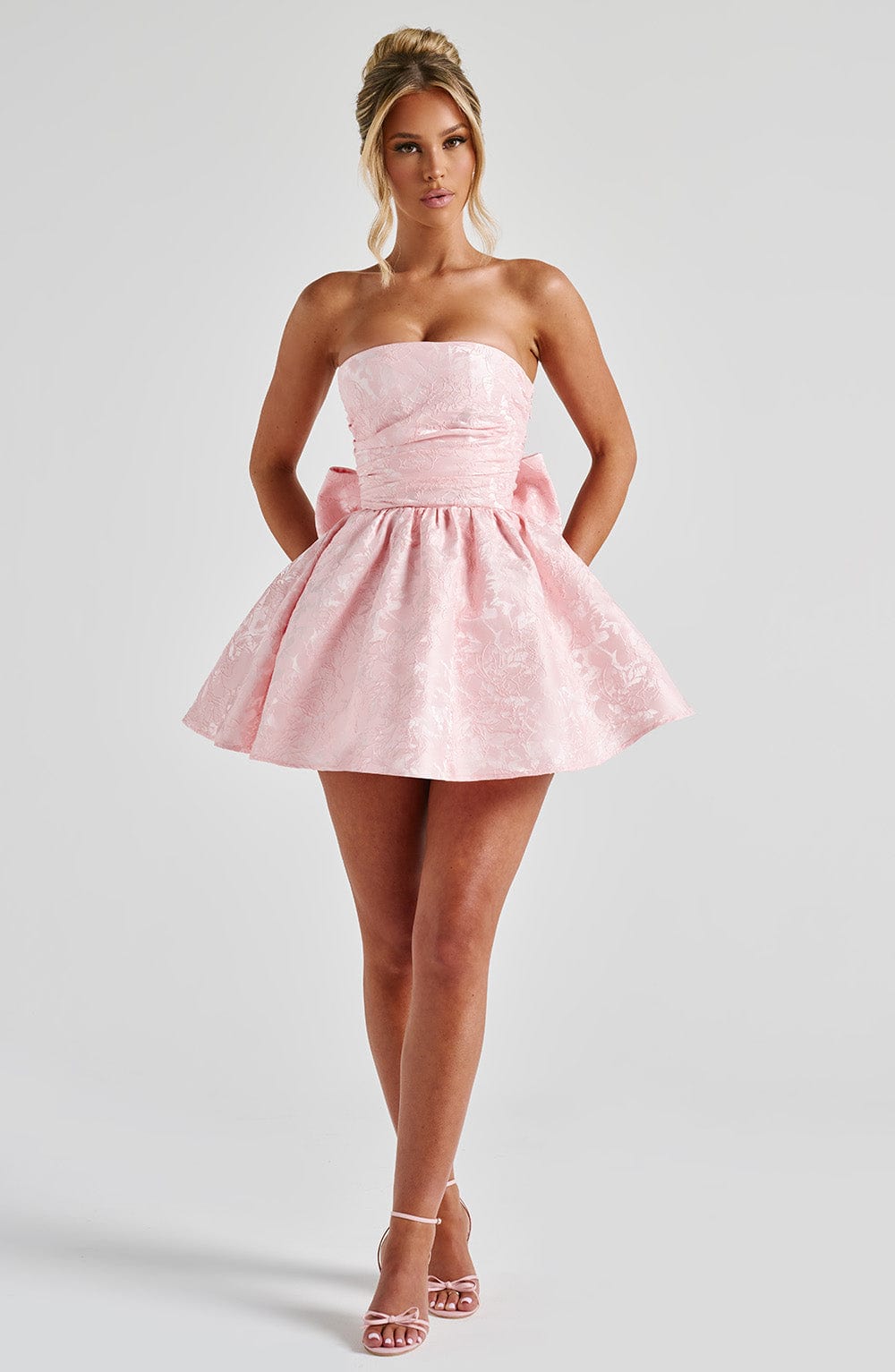 Salome | Vestido mini de jacquard rubor sin tirantes con lazo