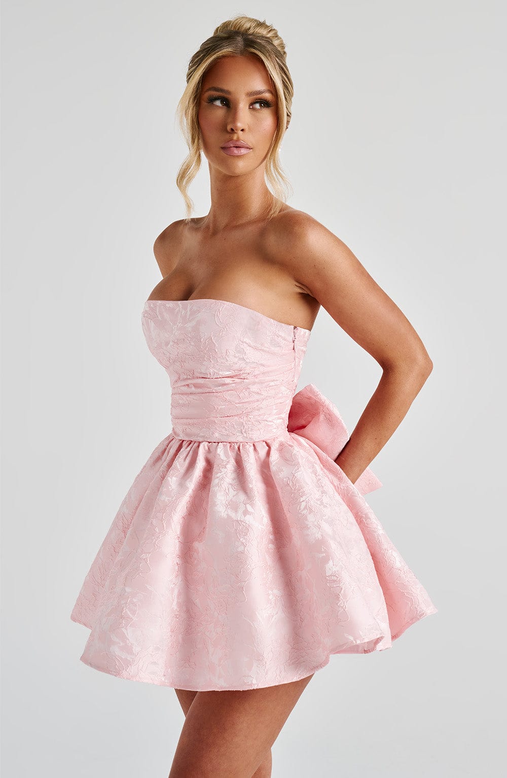 Salome | Vestido mini de jacquard rubor sin tirantes con lazo