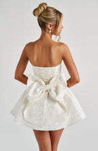 Salome | Vestido mini de jacquard marfil sin tirantes con lazo