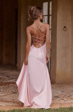 Samira | Vestido maxi de raso rubor con escote cowl torsionado