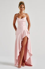 Samira | Vestido maxi de raso rubor con escote cowl torsionado