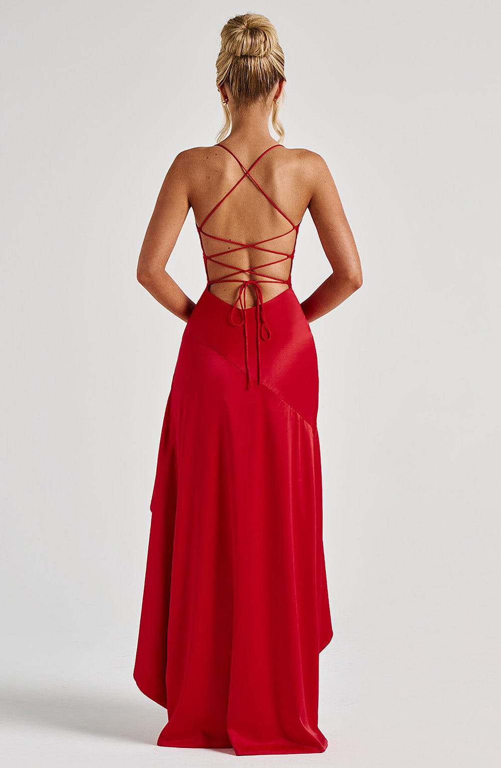 Samira | Vestido maxi rojo con escote cowl y falda de volantes
