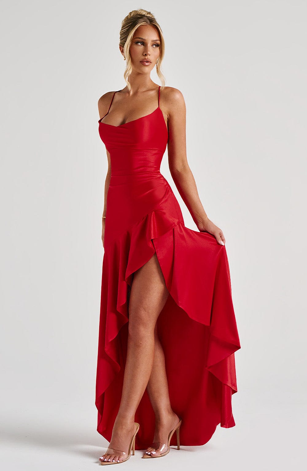 Samira | Vestido maxi rojo con escote cowl y falda de volantes