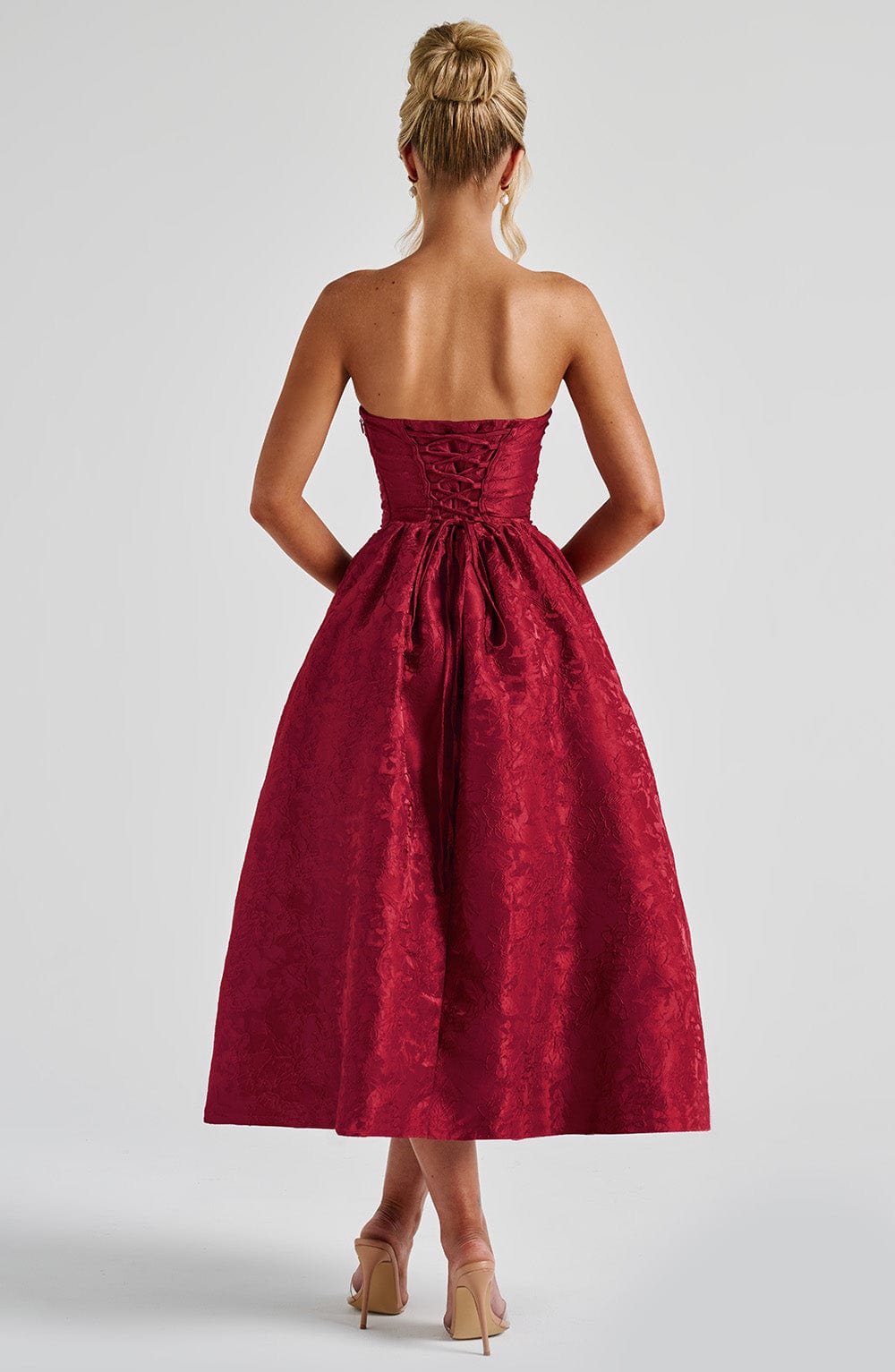 Saoirse | Vestido midi de jacquard rojo con escote palabra de honor