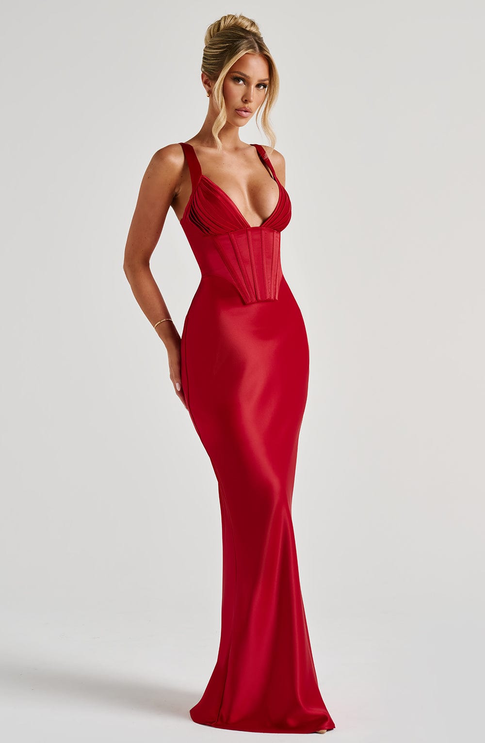 Teresa | Vestido maxi de raso rojo con espalda de cordones