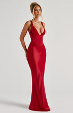 Shae | Vestido maxi de raso rojo con tirantes en abanico