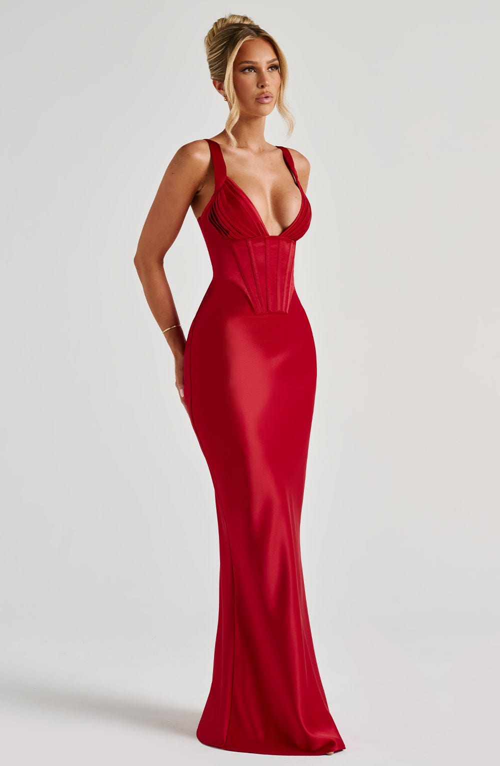 Teresa | Vestido maxi de raso rojo con espalda de cordones
