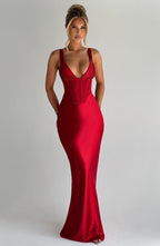 Shae | Vestido maxi de raso rojo con tirantes en abanico