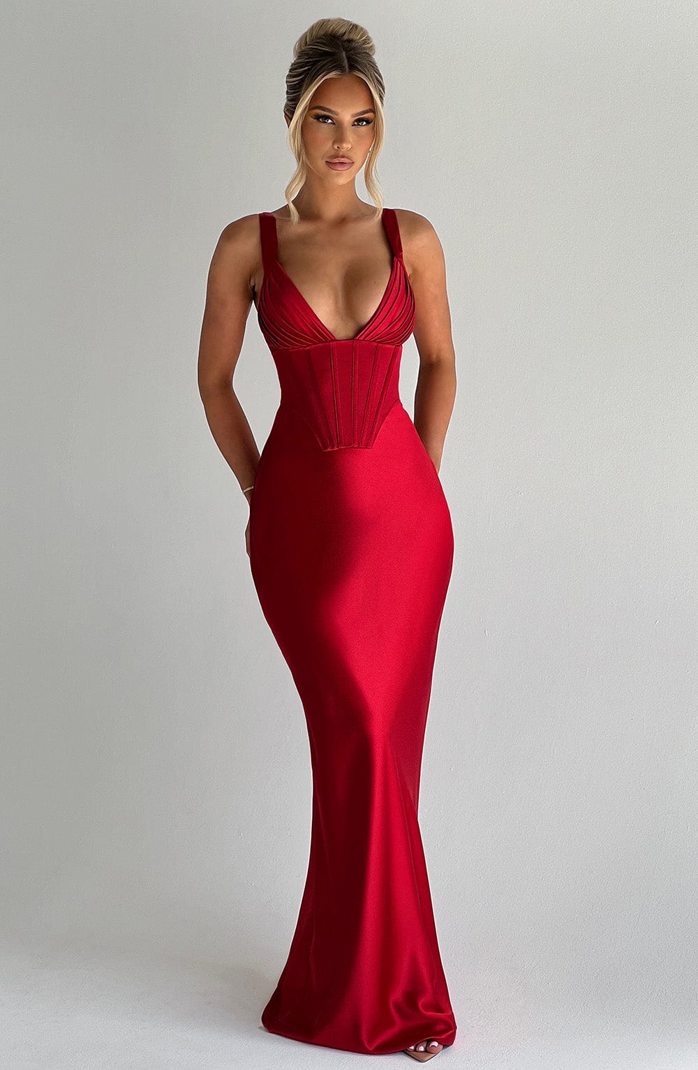 Teresa | Vestido maxi de raso rojo con espalda de cordones