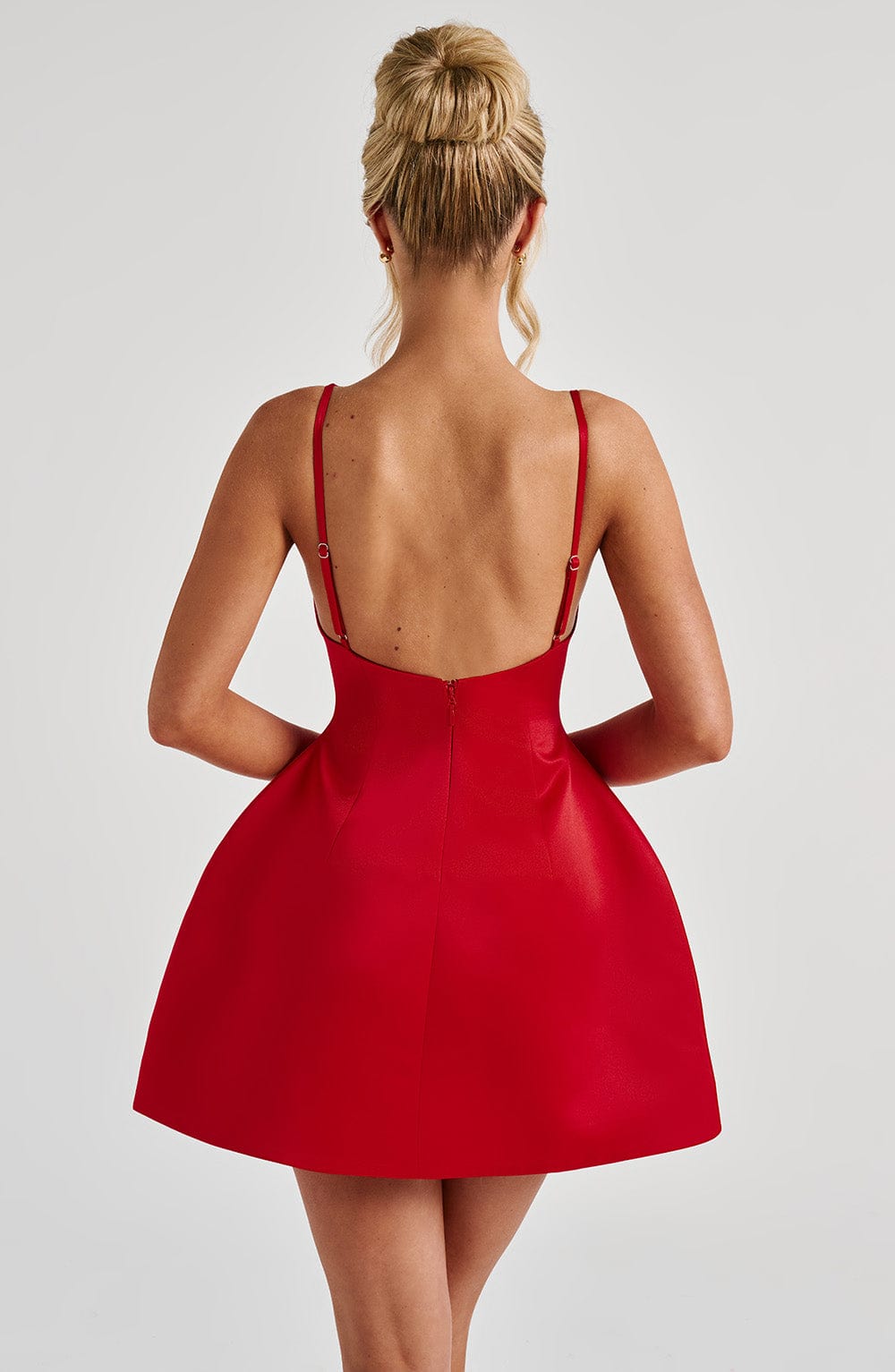 Tate | Vestido mini de raso rojo con falda bubble y escote en corazón
