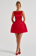 Tate | Vestido mini de raso rojo con falda bubble y escote en corazón