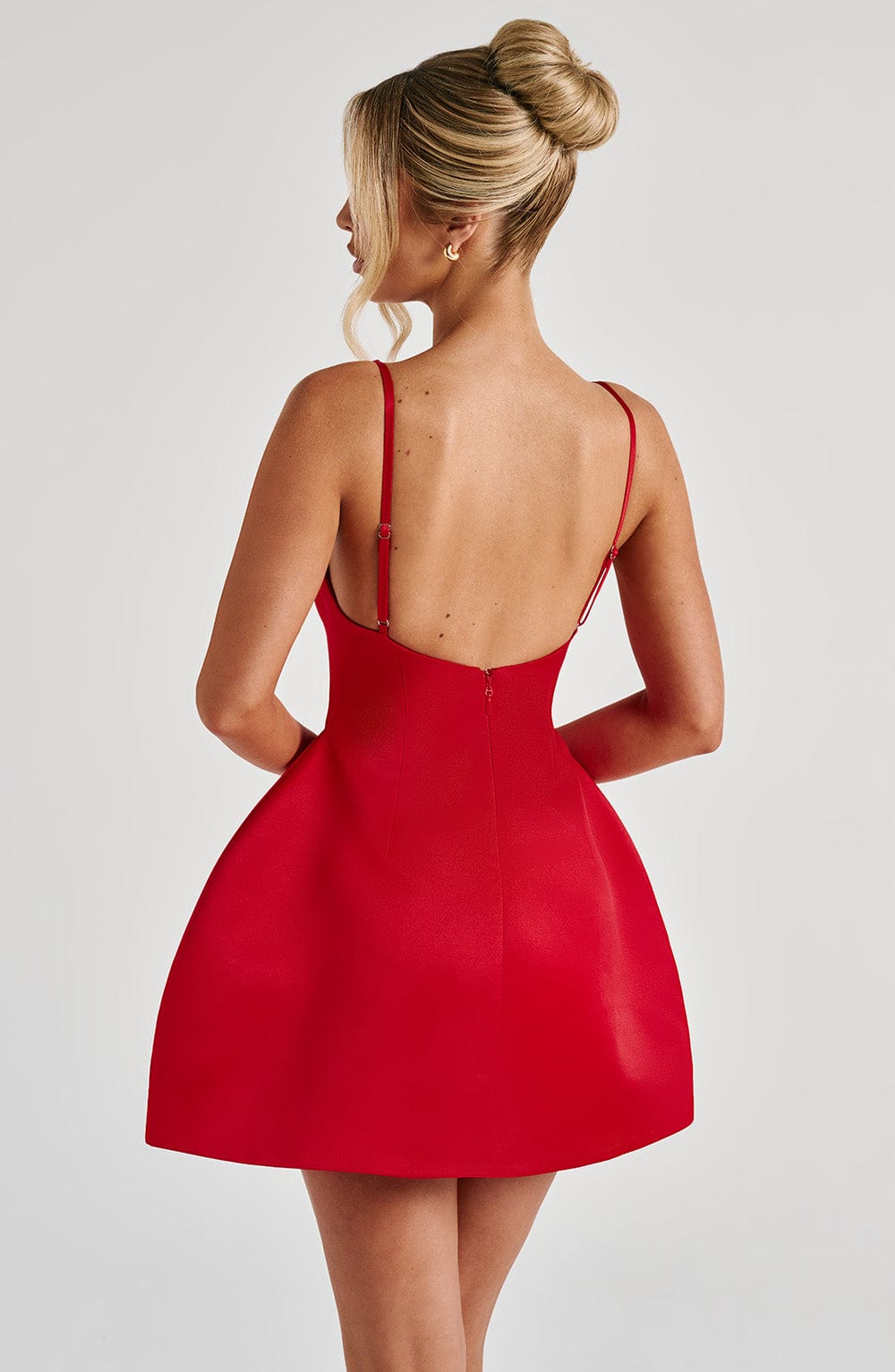 Tate | Vestido mini de raso rojo con falda bubble y escote en corazón