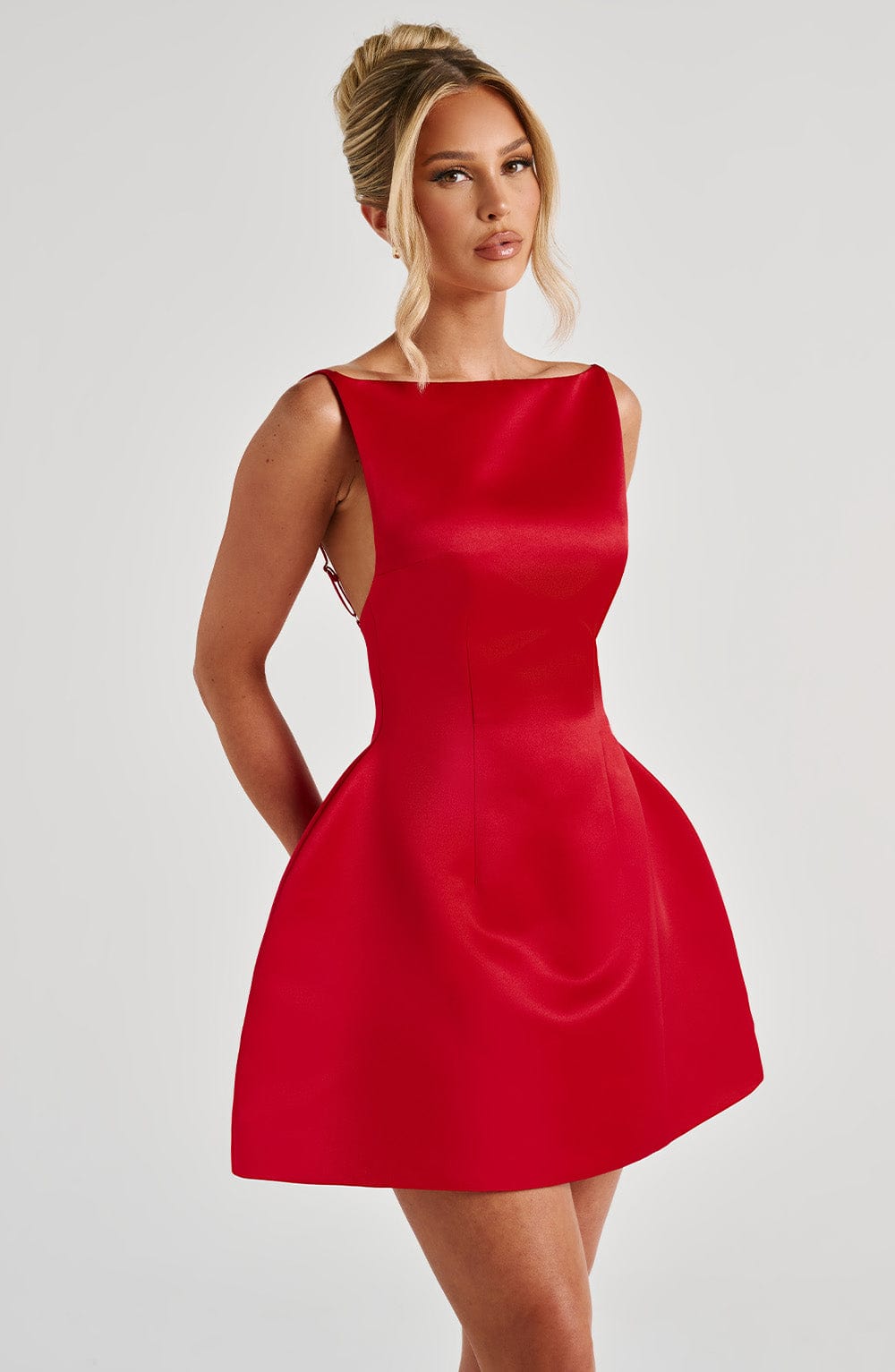 Tate | Vestido mini de raso rojo con falda bubble y escote en corazón