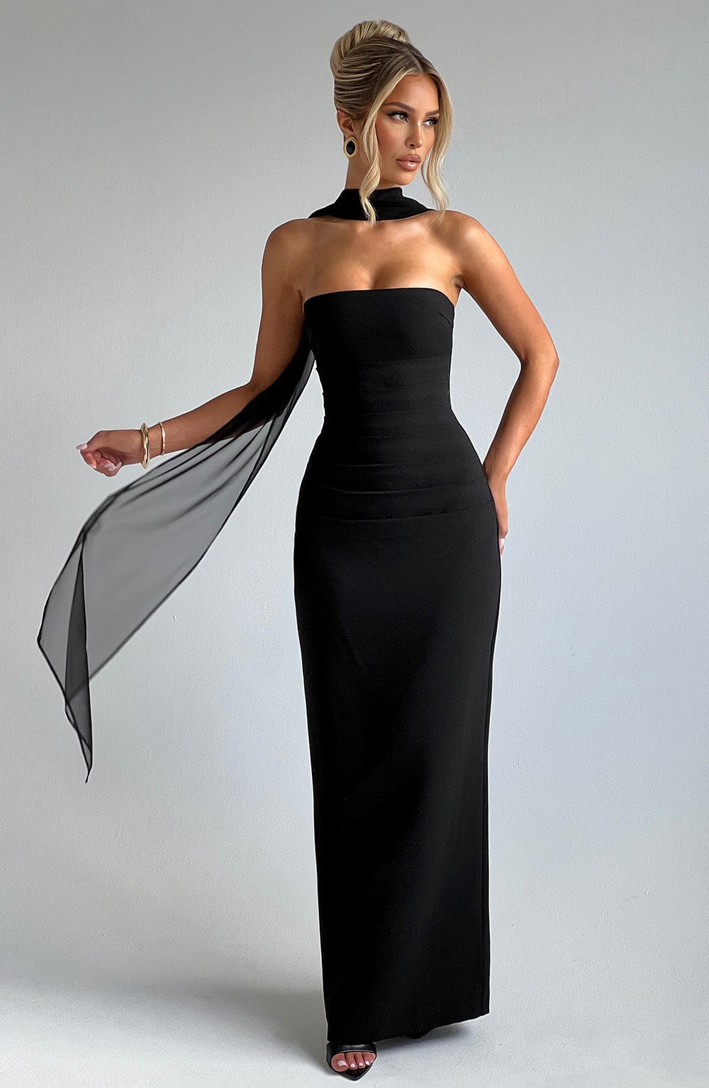 Yulia | Vestido maxi de crepé negro con escote palabra de honor